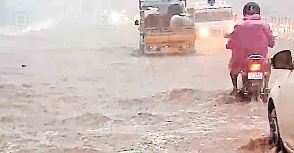 ഷിറിയ പാലത്തിനടുത്ത് ദേശീയപാതയിൽ വെള്ളം കയറിയപ്പോൾ