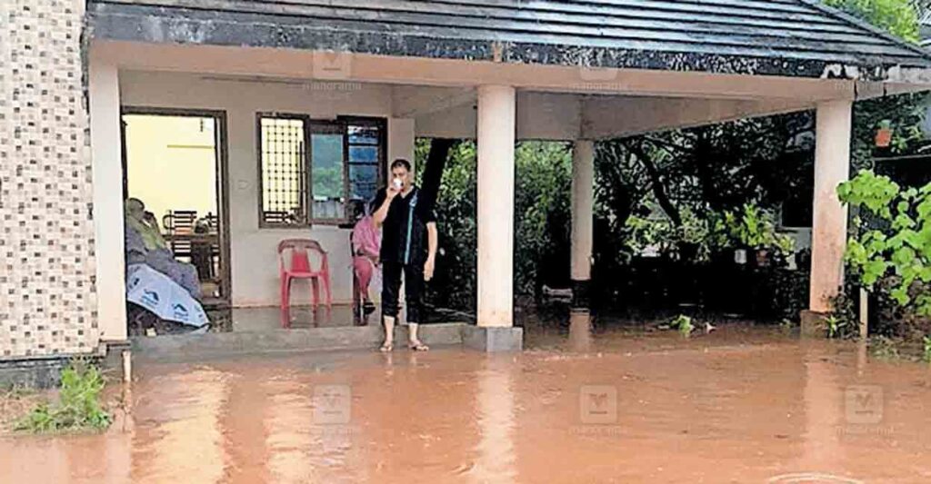 ഇന്നലെ പെയ്ത കനത്ത മഴയിൽ ഉപ്പള ഗേറ്റിനടുത്ത് എം.പി.സിദ്ദിഖിന്റെ വീട്ടിൽ വെള്ളം കയറിയപ്പോൾ.