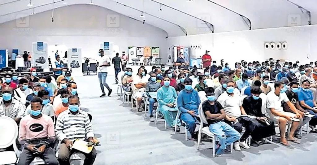 ദുബായ് അവീറിലെ പൊതുമാപ്പ് കേന്ദ്രത്തിൽ എത്തിയ വിദേശികളുടെ തിരക്ക്. യുഎഇയിൽ ഏറ്റവും കൂടുതൽ അപേക്ഷകർ എത്തുന്നത് ഇവിടെയാണ്.